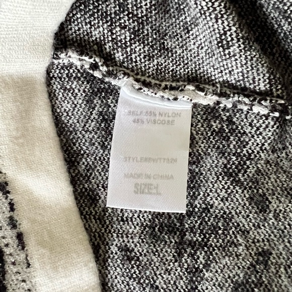 Miss Love V-Neck Cropped Sweater Vest in Black and White - Picture 5 of 9